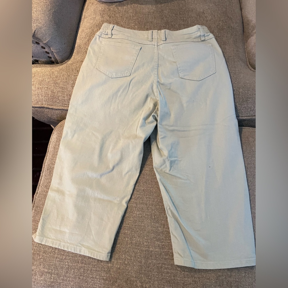 Woman’s size 14 Lee Capri jeans great condition color mint green - Picture 2 of 4